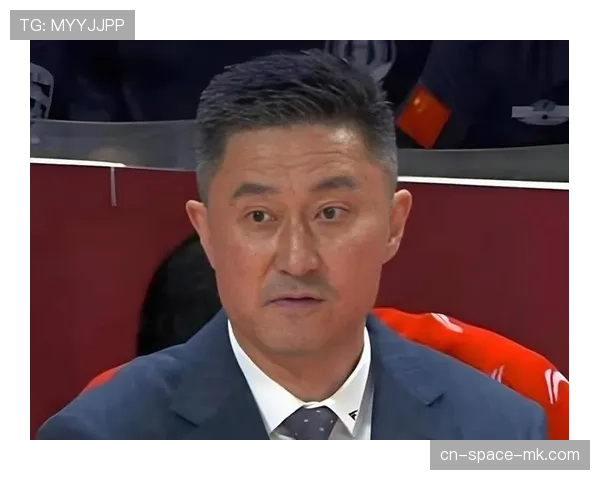 杜锋场边怒吼裁判后瞬间恢复平静,与对方教练握手致意