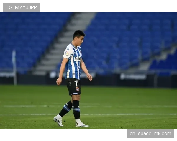 镜头聚焦:马洛卡前锋穆里奇错失单刀后,主帅场边愤怒指示球队回收防守